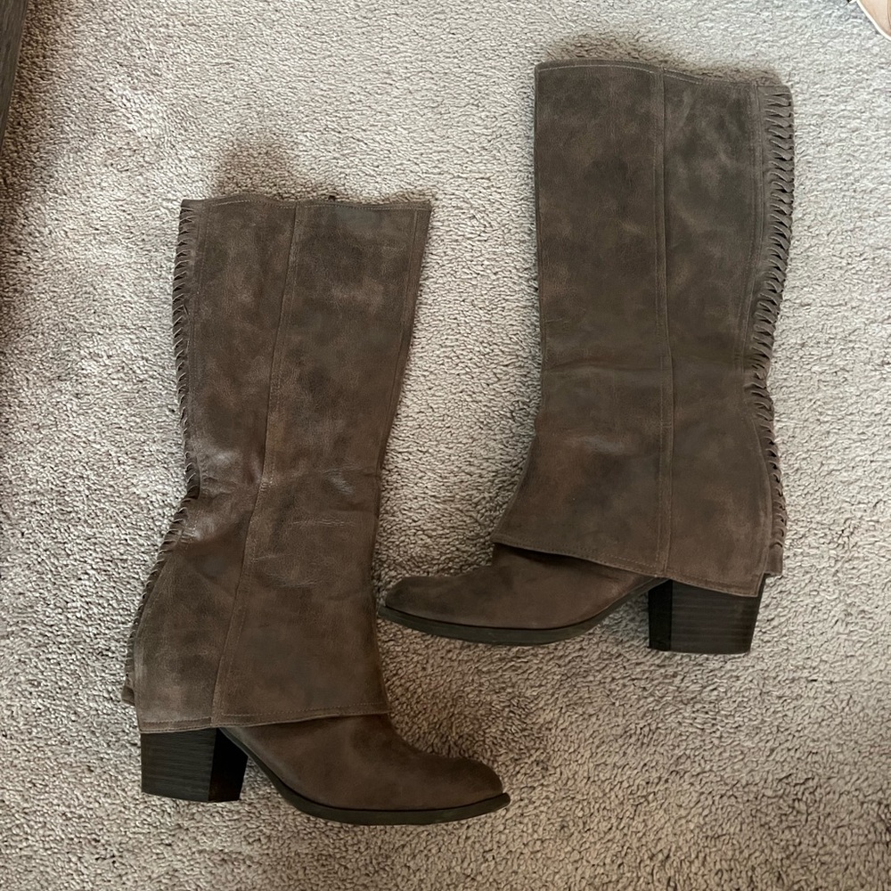 Zip Up Below the Knee Bootss